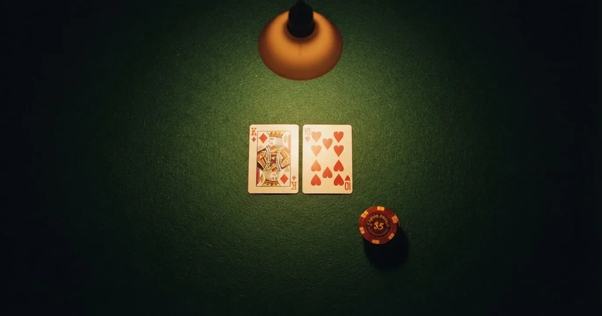 Mesa de jogo iluminada com cartas, vista de cima — caça-níqueis grátis em portugal